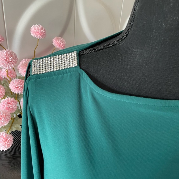 DB Women's Emerald Green Cold Shoulder Blouse with Bling Accents Size Small - Picture 6 of 12